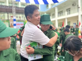 Hơn 200 "chiến sĩ nhí" được làm lễ trưởng thành từ chương trình học kỳ trong quân đội
