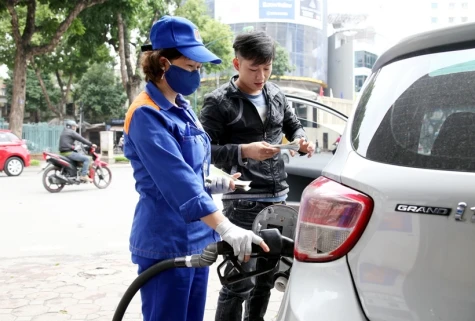 Giá xăng RON95-III tăng 3 lần liên tiếp, lên sát ngưỡng 20.000 đồng mỗi lít