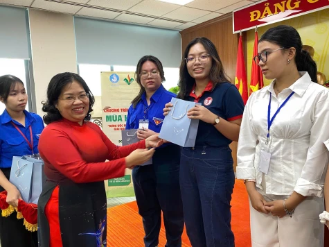 Gặp gỡ sinh viên Việt Nam học tập tại Singapore tham gia chiến dịch Mùa hè xanh tại Bình Dương