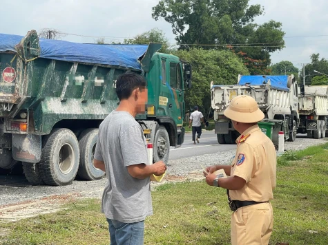 Tuần tra kiểm soát tải trọng trên tuyến đường ĐT746, đoạn qua khu vực khai thác đá
