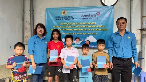 Tặng quà cho con em công nhân nhà trọ, có hoàn cảnh khó khăn