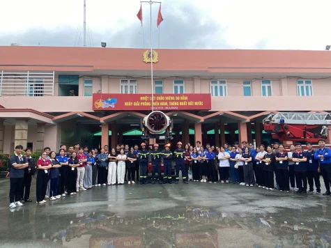 Trải nghiệm, thực hành chữa cháy và cứu nạn, cứu hộ cho đoàn sinh viên Việt Nam tại Singapore