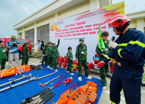 Sinh viên tham gia trải nghiệm, thực hành phòng cháy chữa cháy và cứu nạn cứu hộ