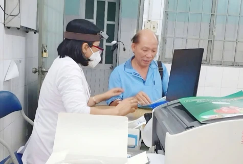 Khám sức khỏe cho cán bộ trung cao