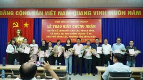 Phường Tân Đông Hiệp, TP.Dĩ An: Trao giấy chứng nhận quyền sử dụng đất cho nhân dân khu phố Đông Tác