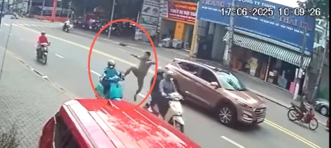 Người đàn ông dừng ô tô giữa đường, đạp ngã người phụ nữ chạy xe hai bánh