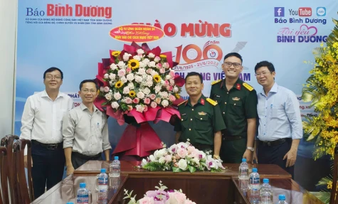 Đại diện Quân đoàn 34 thăm, chúc mừng Báo Bình Dương