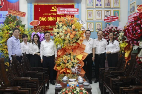Nhiều cơ quan, đơn vị trong tỉnh đã tổ chức đến thăm, chúc mừng Báo Bình Dương