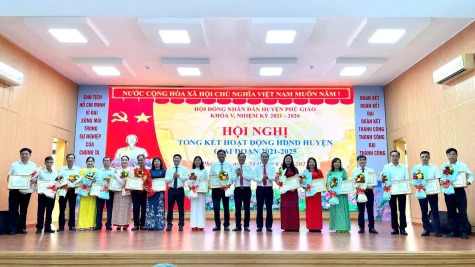 Khen thưởng các tập thể, cá nhân có thành tích trong hoạt động Hội đồng nhân dân