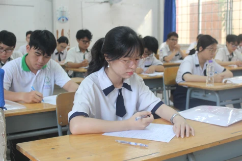 Thí sinh Bình Dương hoàn thành môn thi đầu tiên