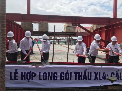 Hợp long cầu 600 tỉ đồng bắc qua sông Sài Gòn