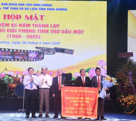 Đoàn Ca múa nhạc Dân tộc tỉnh Bình Dương: Xứng đáng là chiến sĩ xung kích trên mặt trận văn hóa
