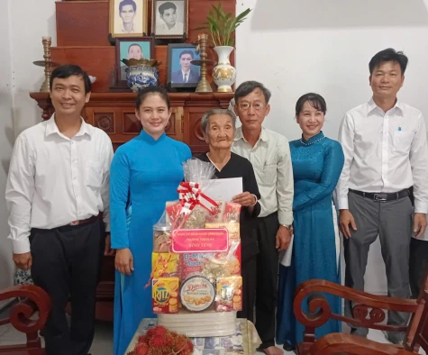 Phường Thuận An: Tổ chức các đoàn thăm và tặng quà cho 50 gia đình chính sách tiêu biểu