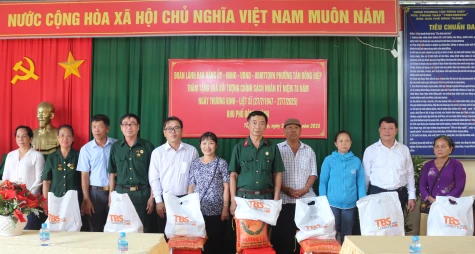 Phường Tân Đông Hiệp, TP.Hồ Chí Minh: Trao 640 phần quà cho các gia đình chính sách