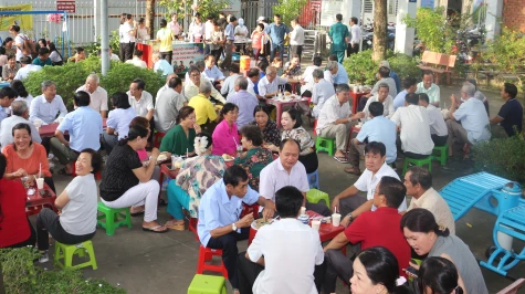Lãnh đạo phường Thủ Dầu Một uống cà phê sáng trao đổi với nhân dân