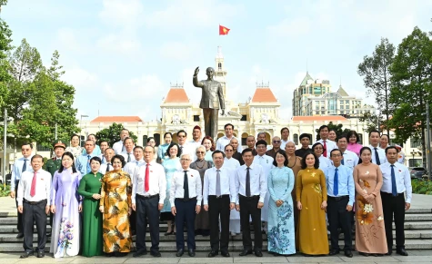 Lãnh đạo TPHCM dâng hoa, dâng hương Chủ tịch Hồ Chí Minh