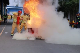 Nhập “vai người lính” trổ tài phòng cháy, chữa cháy giỏi