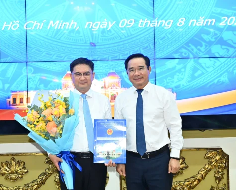 Trao quyết định phê chuẩn kết quả bầu đồng chí Nguyễn Mạnh Cường giữ chức Phó Chủ tịch UBND TPHCM