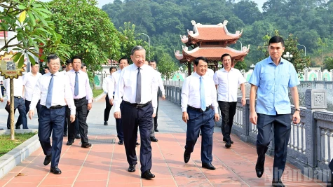 Tổng Bí thư Tô Lâm dâng hương tưởng niệm Chủ tịch Hồ Chí Minh và các vị tiền bối cách mạng